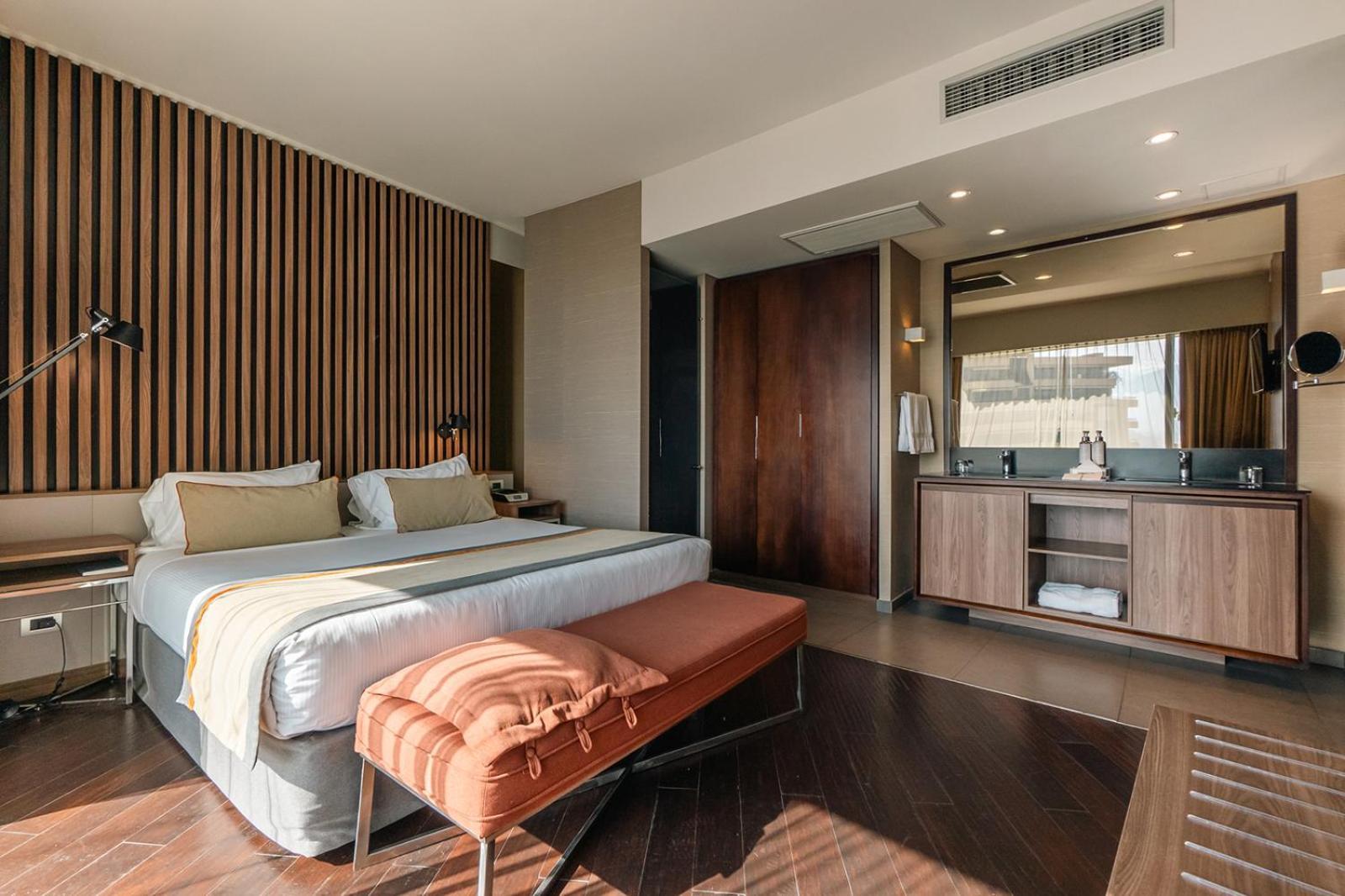 Отель Doubletree By Hilton Santiago Kennedy, Chile Экстерьер фото